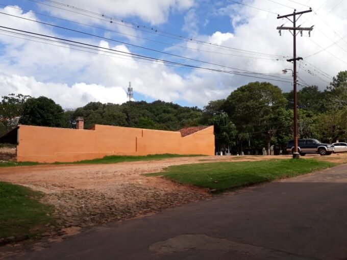 Terreno Comercial Estratégico en Esquina en Venta en el Centro de Piribebuy.