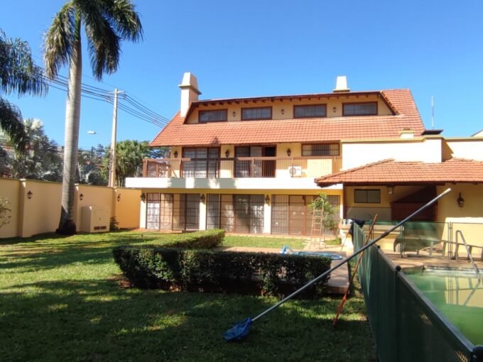Exclusiva Residencia en Alquiler en Asunción – Lujo y Confort en Barrio Recoleta.